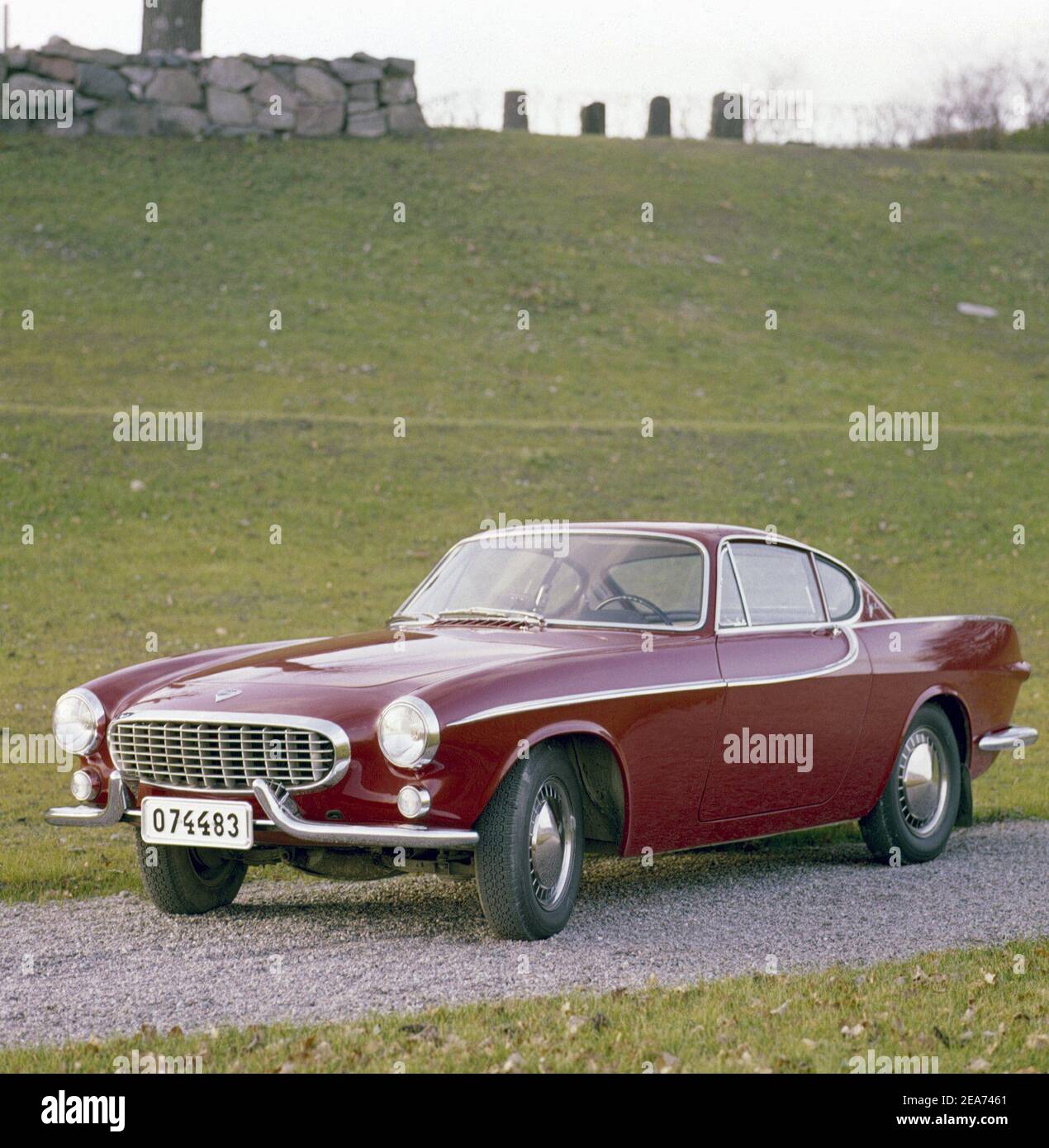 Volvo P1800. Une voiture de sport fabriquée par Volvo Cars a été fabriquée à partir de 1961 et se terminant en 1973. Le style a été conçu par la designer suédoise Pelle Pettersson. La voiture a été présentée au salon de l'automobile de Genève en 1961. Le modèle P1800 a vendu 47492 voitures.le P1800 est devenu largement connu quand conduit par le futur James Bond acteur Roger Moore comme Simon Templier dans la série télévisée le Saint. Photo prise dans les années 1960 Banque D'Images