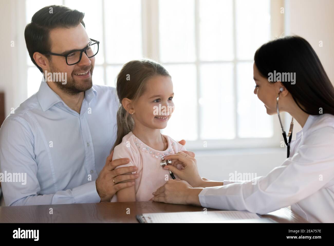 Une infirmière de sexe féminin examine le cœur d'une petite fille à l'hôpital Banque D'Images