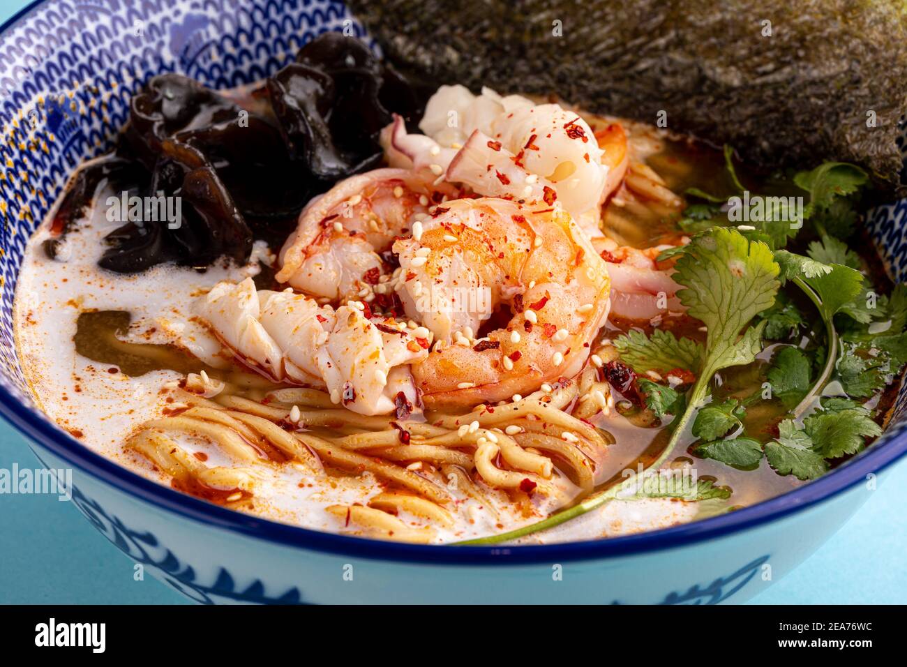 Soupe asiatique de nouilles ebi ramen aux crevettes Banque D'Images