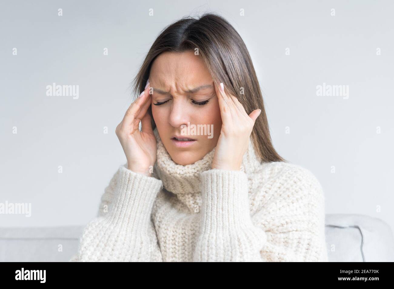 Femme touchant ses temples en raison de la forte tension mal de tête. Maux de tête de groupe Banque D'Images