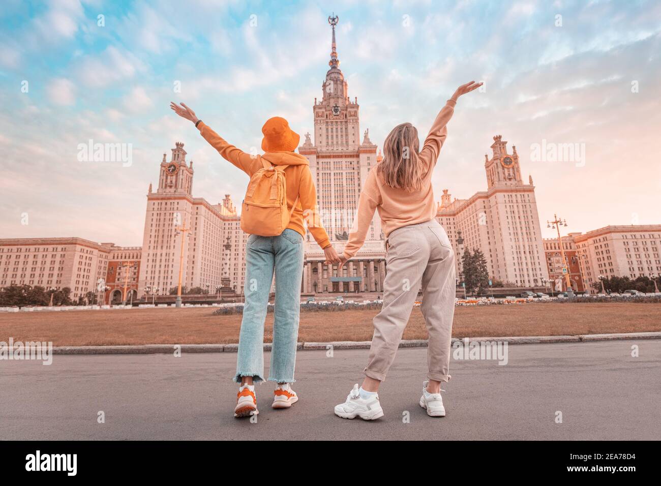 Deux étudiantes amies étudiants sur le fond de la construction de l'Université de Moscou. Concept éducation, tourisme et vacances Banque D'Images