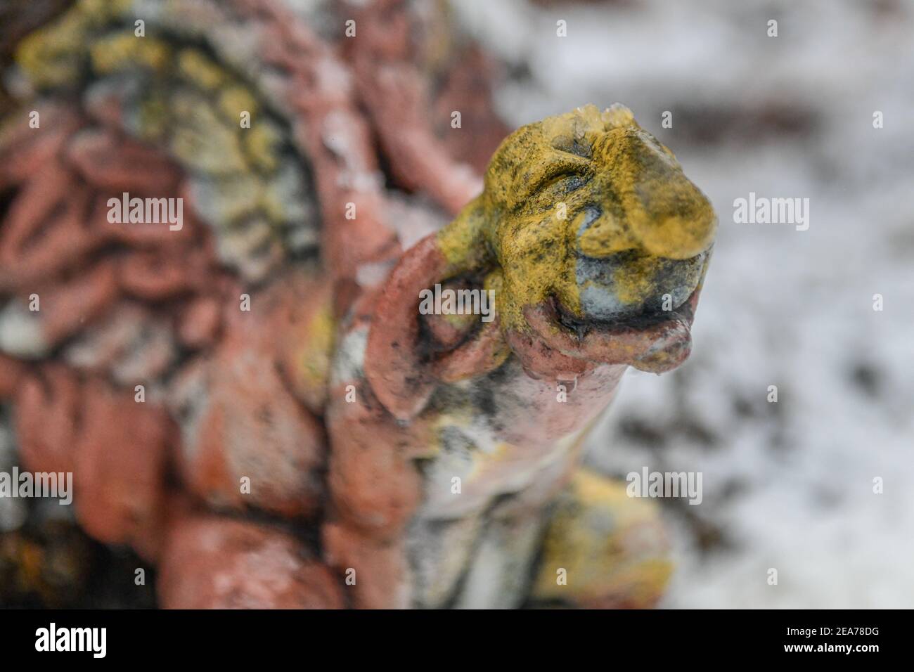 gargouille colorée dans la neige - gargouille en gros plan - stands de statue Garde le long d'un sentier de randonnée en Pennsylvanie États-Unis Banque D'Images