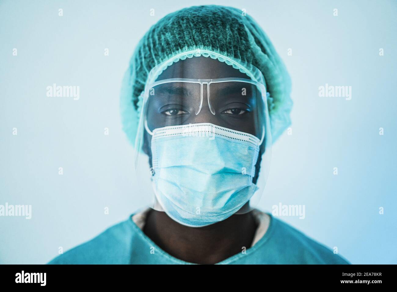 Portrait du jeune médecin africain travaillant à l'hôpital pendant Éclosion de coronavirus - accent sur le masque Banque D'Images