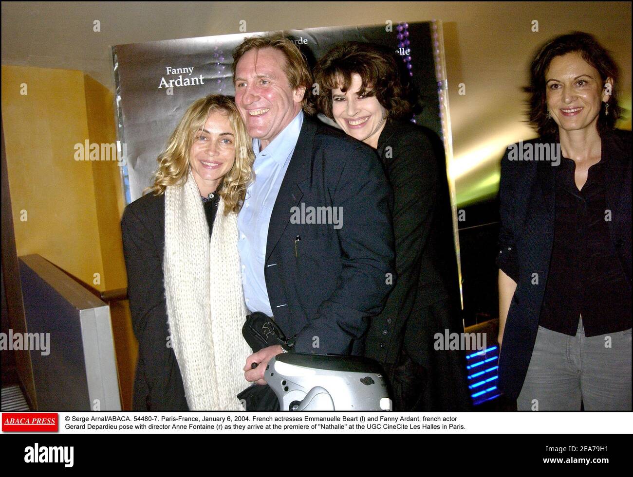 © Serge Arnal/ABACA. 54480-7. Paris-France, le 6 janvier 2004. Les actrices françaises Emmanuelle Beart (l) et Fanny Ardant, l'acteur français Gerard Depardieu, posent avec la réalisatrice Anne Fontaine (r) lors de la première de Nathalie à l'UGC CineCite les Halles à Paris. Banque D'Images