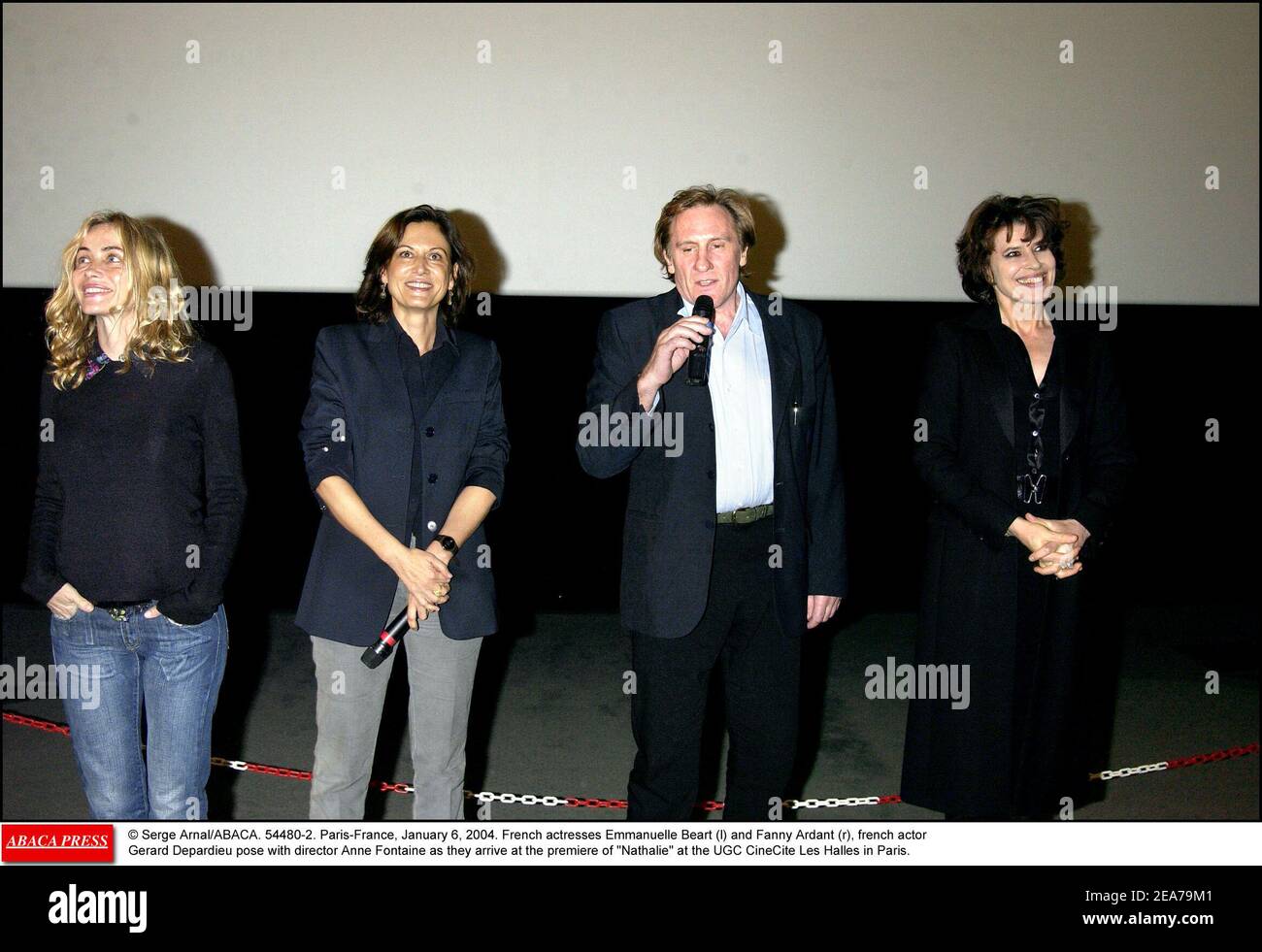 © Serge Arnal/ABACA. 54480-2. Paris-France, le 6 janvier 2004. Les actrices françaises Emmanuelle Beart (l) et Fanny Ardant (r), l'acteur français Gerard Depardieu, posent avec la réalisatrice Anne Fontaine lors de la première de Nathalie à l'UGC CineCite les Halles à Paris. Banque D'Images