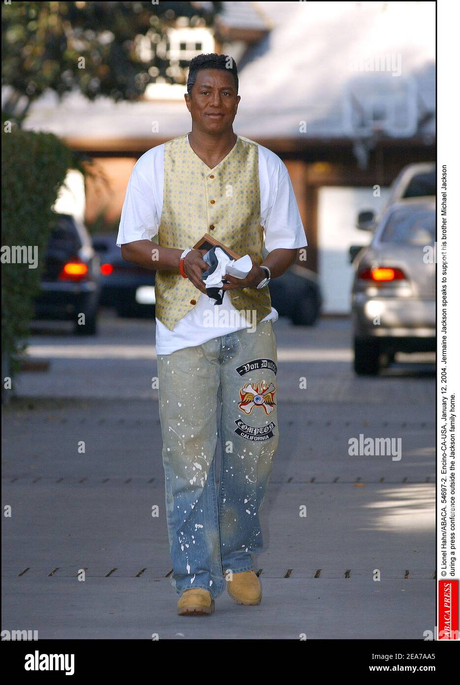 © Lionel Hahn/ABACA. 54697-2. Encino-CA-USA, 12 janvier 2004.Jermaine Jackson parle pour soutenir son frère Michael Jackson lors d'une conférence de presse à l'extérieur de la maison familiale de Jackson. Banque D'Images