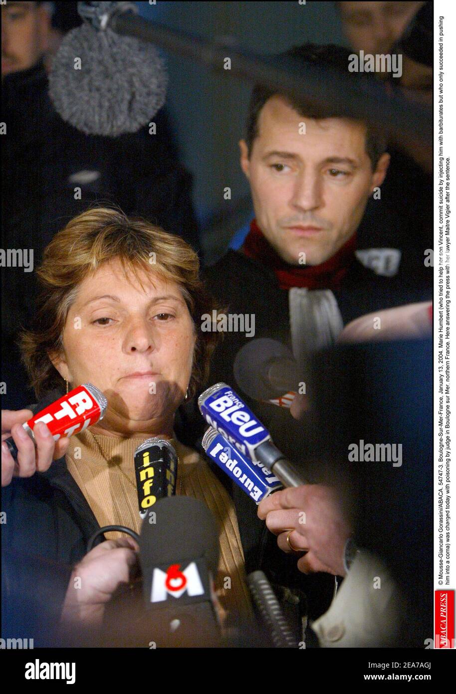 © Mousse-Giancarlo Gorassini/ABACA. 54747-3. Boulogne-sur-Mer-France, 13 janvier 2004. Marie Humbert (qui a essayé d'aider son fils Vincent, à se suicider en l'injectant avec des barbituriques mais qui a seulement réussi à le pousser dans le coma) a été accusée aujourd'hui d'empoisonnement par juge à Boulogne-sur-Mer, dans le nord de la France. Ici, répondant à la presse avec son avocat, Maître Vigier, après la peine. Banque D'Images