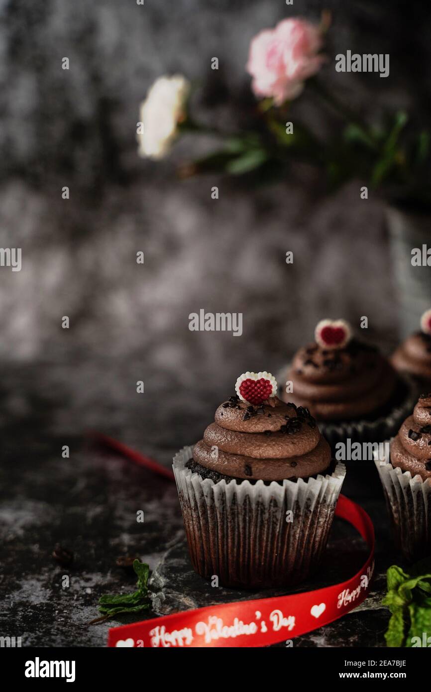 Gâteaux au chocolat de la Saint-Valentin dans un cadre sombre et de mauvaise humeur, mise au point sélective Banque D'Images