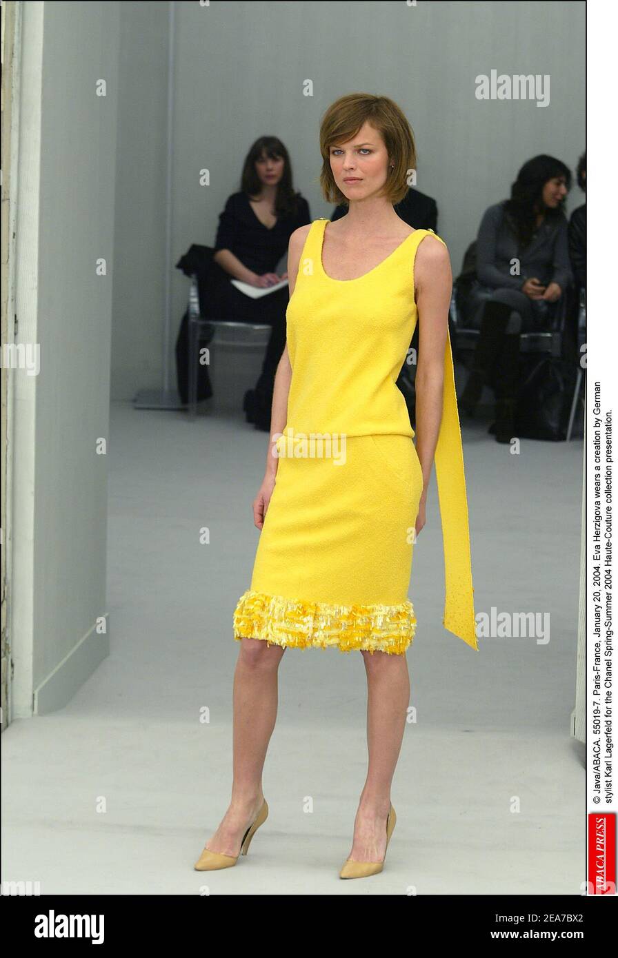 © Java/ABACA. 55019-7. Paris-France, le 20 janvier 2004. EVA Hergigova porte une création du styliste allemand Karl Lagerfeld pour la présentation de la collection haute-Couture Printemps-été 2004 de Chanel. Banque D'Images