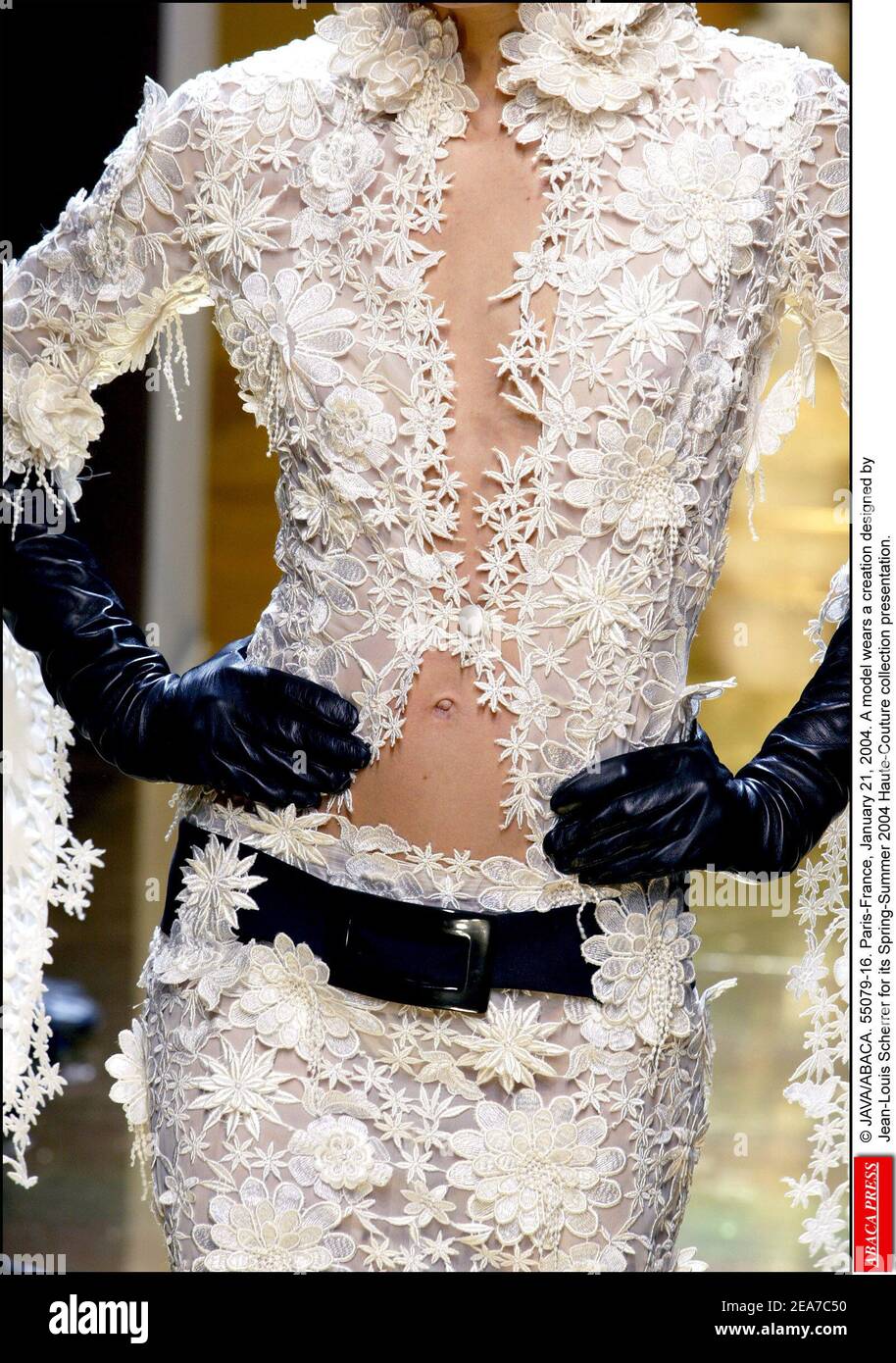 © JAVA/ABACA. 55079-16. Paris-France, le 21 janvier 2004. Un modèle porte une création conçue par Jean-Louis Scherrer pour sa présentation de la collection haute-Couture Printemps-été 2004. Banque D'Images