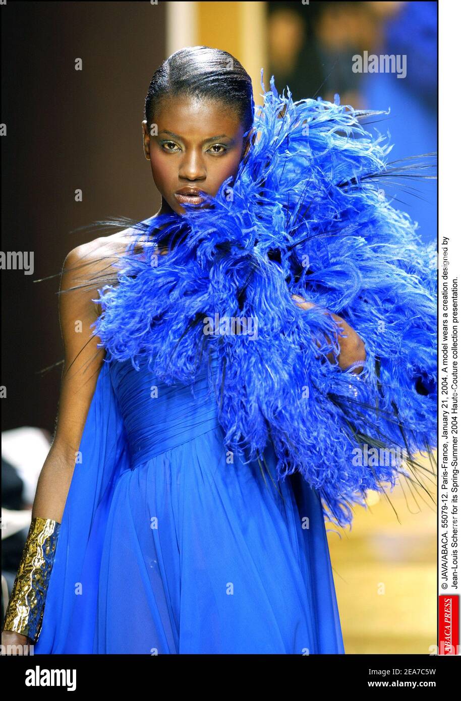 © JAVA/ABACA. 55079-12. Paris-France, le 21 janvier 2004. Un modèle porte une création conçue par Jean-Louis Scherrer pour sa présentation de la collection haute-Couture Printemps-été 2004. Banque D'Images