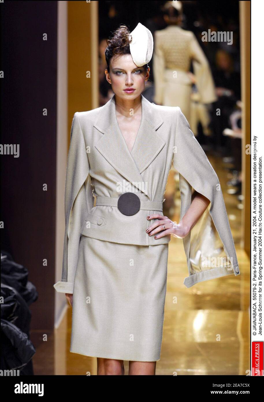 © JAVA/ABACA. 55079-2. Paris-France, le 21 janvier 2004. Un modèle porte une création conçue par Jean-Louis Scherrer pour sa présentation de la collection haute-Couture Printemps-été 2004. Banque D'Images