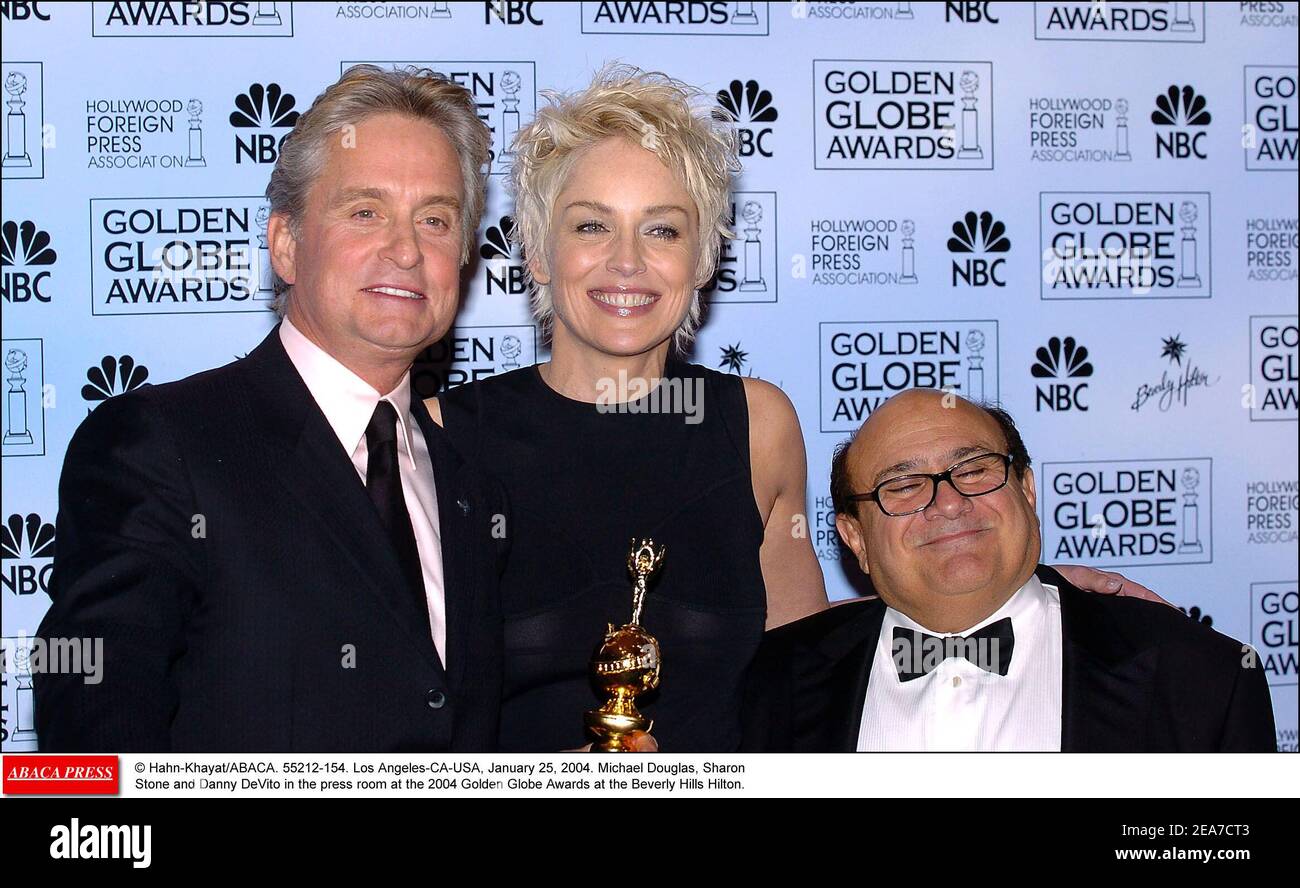 © Hahn-Khayat/ABACA. 55212-154. Los Angeles-CA-USA, 25 janvier 2004. Michael Douglas, Sharon Stone et Danny de Vito dans la salle de presse des Golden Globe Awards 2004 au Beverly Hills Hilton. Banque D'Images