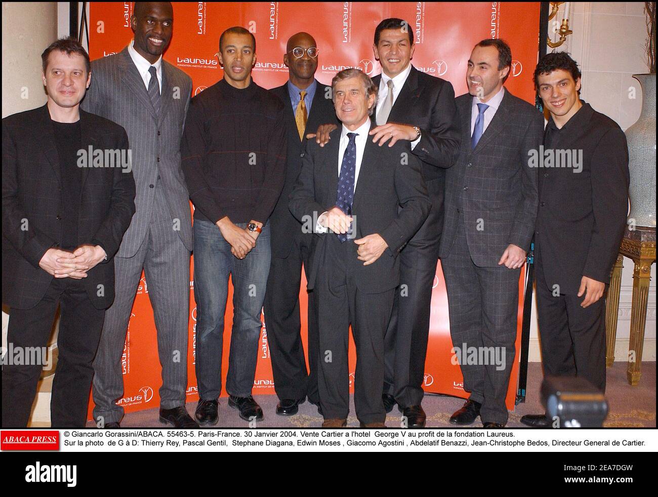 © Giancarlo Gorassini/ABACA. 55463-5. Paris-France. 30 janvier 2004. Vente Cartier a l'hôtel George V au profit de la fondation Laureus. Sur la photo de G ˆ D : Thierry Rey, Pascal gentil, Stephane Diagana, Edwin Moses , Giacomo Agostini , Abdelatif Benazzi, Jean-Christophe Bedos, Directeur général de Cartier. Banque D'Images