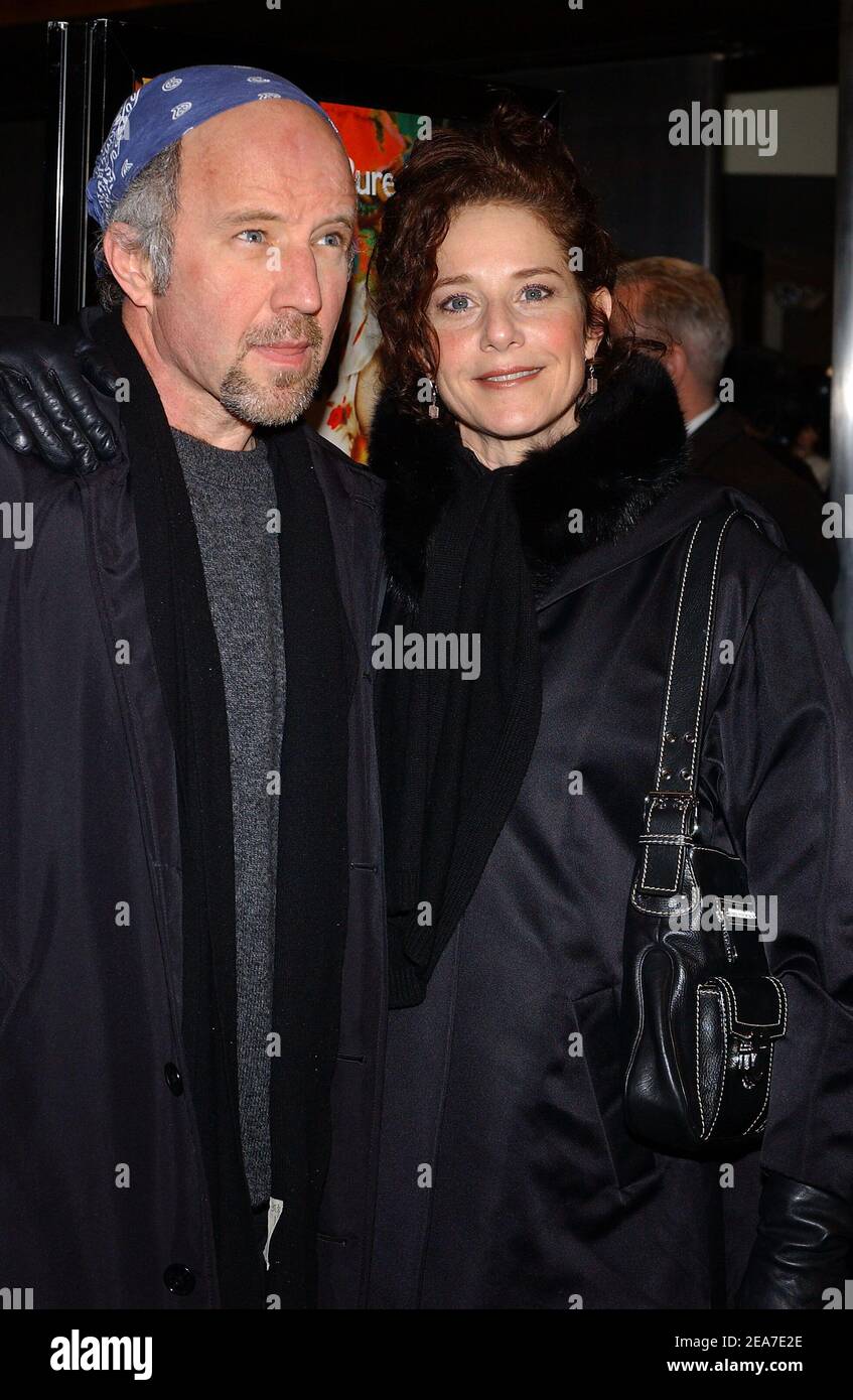 Debra Winger et son mari Arliss Howard arrivent à la première des Rêveurs qui a eu lieu au théâtre Beekman à New York, le mardi 3 février 2004. (Photo : Debra Winger, Arliss Howard). Photo de Nicolas Khayat/ABACA. Banque D'Images