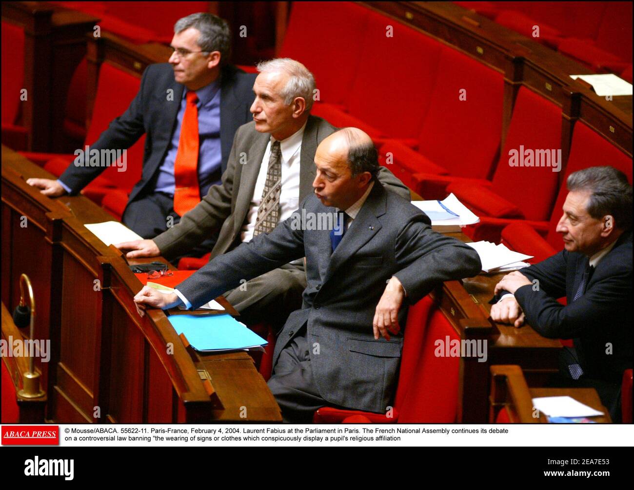 © Mousse/ABACA. 55622-11. Paris-France, le 4 février 2004. Laurent Fabius au Parlement à Paris. L'Assemblée nationale française poursuit son débat sur une loi controversée interdisant le port de signes ou de vêtements montrant visiblement l'affiliation religieuse d'un élève Banque D'Images