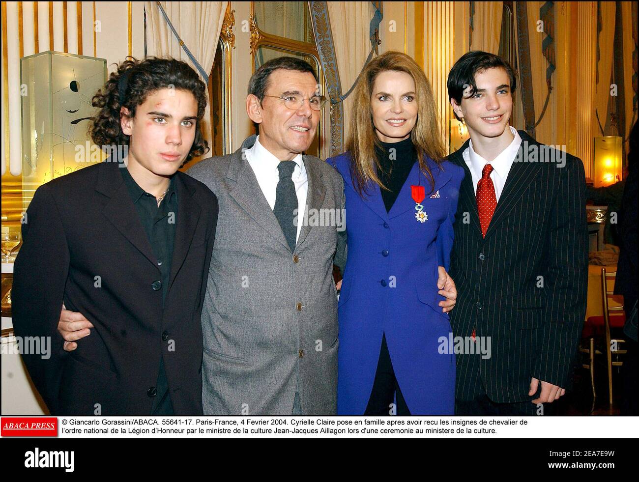 © Giancarlo Gorassini/ABACA. 55641-17. Paris-France, 4 Fevrier 2004. Cyrielle Claire pose en famille après avoir recu les insignes de chevalier de l'ordre national de la Lgion d'Honneur par le ministre de la culture Jean-Jacques Aillagon lors d'une cérémonie au ministere de la culture. Banque D'Images