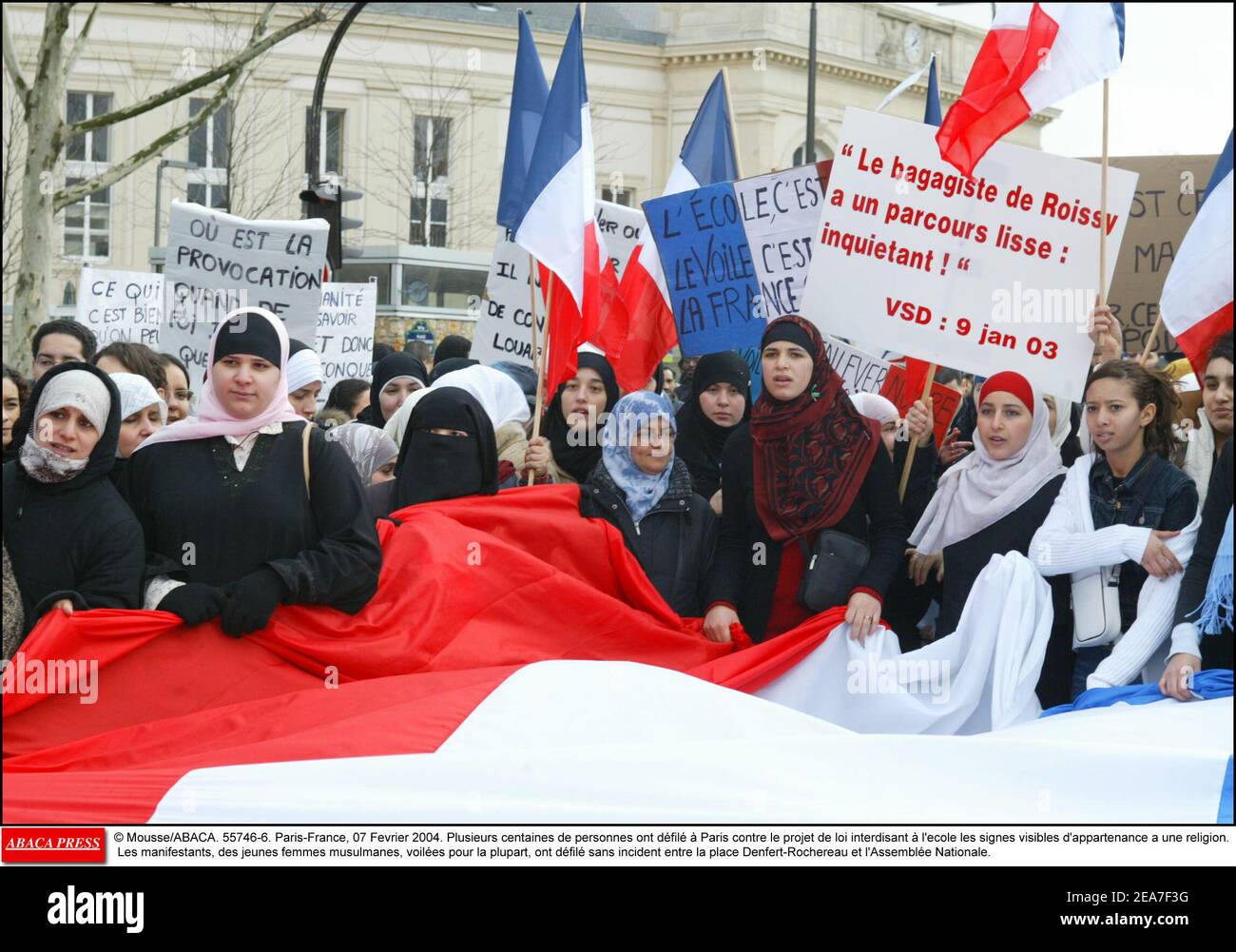 © Mousse/ABACA. 55746-6. Paris-France, 07 Fevrier 2004. Les auteurs centaines de personnes ont dfil ˆ Paris contre le projet de loi interdisant ˆ l'ecole les signes visibles d'apparition une religion. Les manifestes, des jeunes femmes musulmanes, voiles pour la plupart, ont dfil sans incident entre la place Denfert-Rochereau et l'Assemble nationale. Banque D'Images