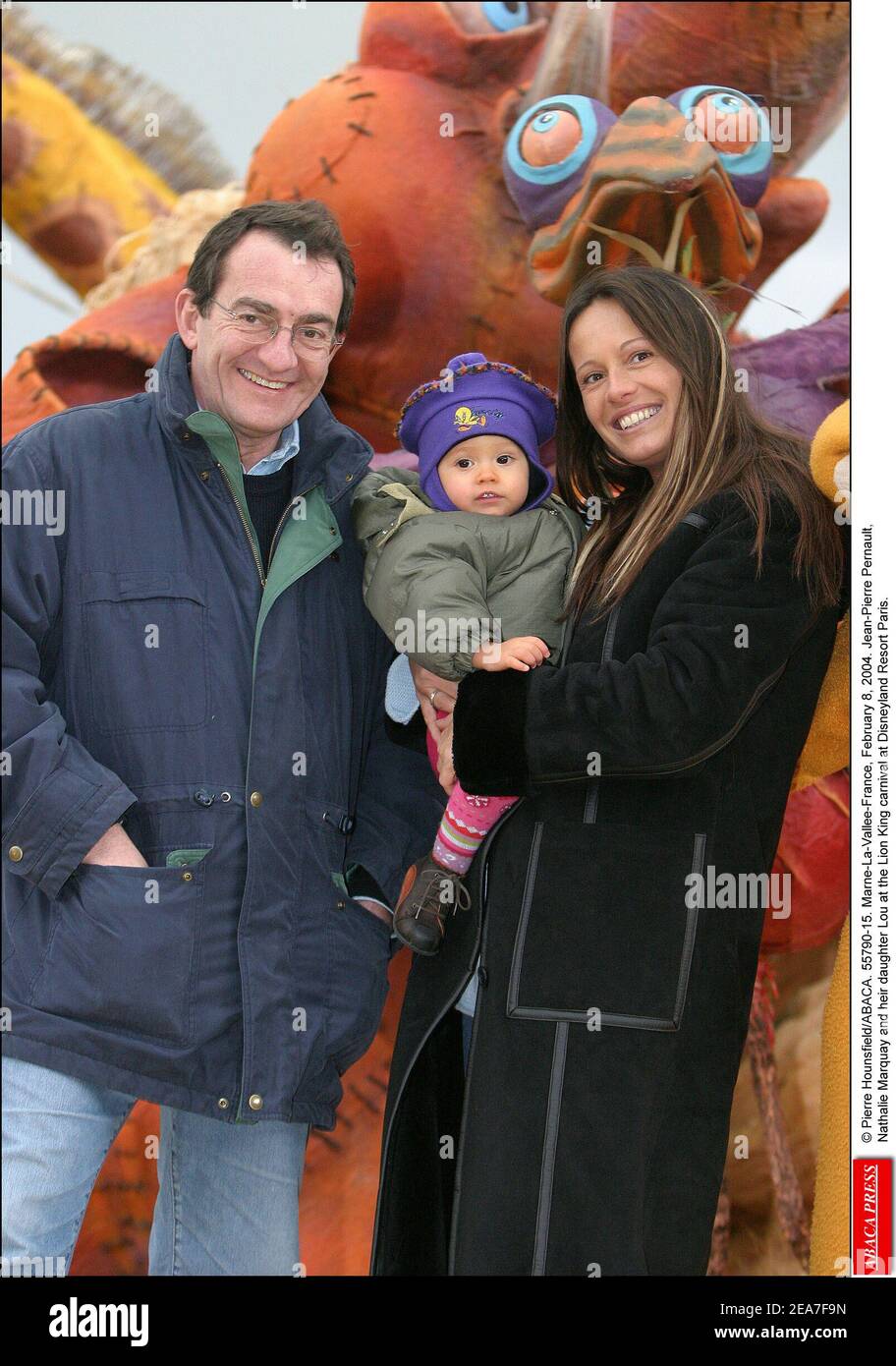 © Pierre Hounsfield/ABACA. 55790-15. Marne-la-Vallée-France, le 8 février 2004. Jean-Pierre Pernaut, Nathalie Marquay et la fille héritière Lou au carnaval du Roi Lion à Disneyland Resort Paris. Banque D'Images