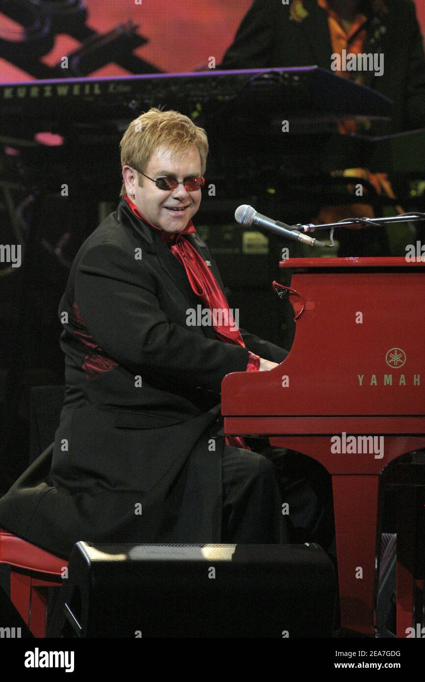 © Matthew Chase / ABACA. 56035. Las Vegas-NV-USA, 13 février 2004. Elton John se produit lors de son concert de nuit d'ouverture à l'intérieur du Colisée au Caesars Palace de Las Vegas. Banque D'Images