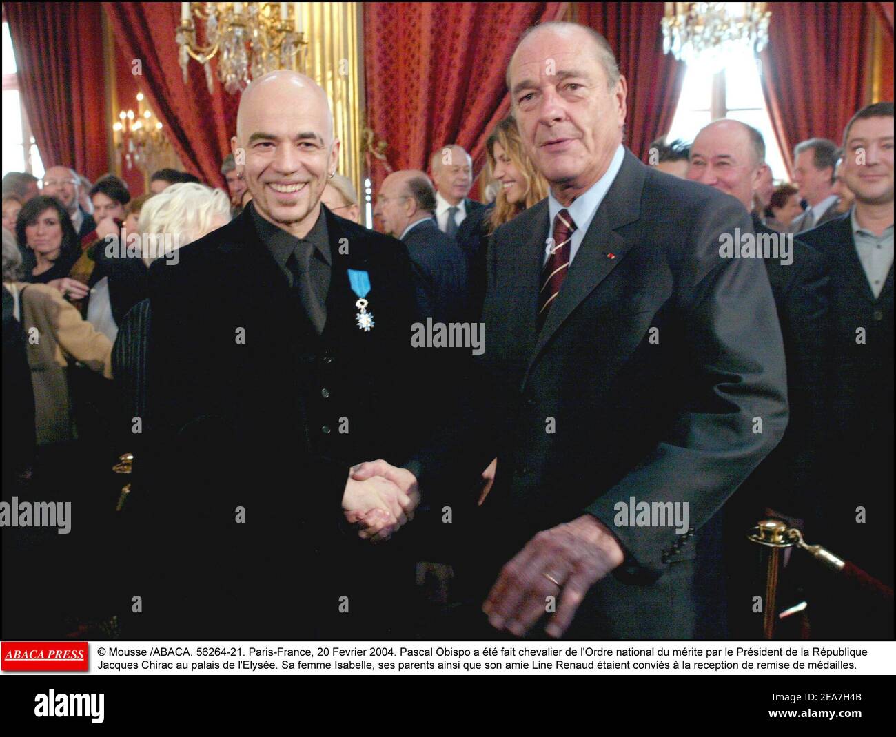 © Mousse /ABACA. 56264-21. Paris-France, 20 Fevrier 2004. Pascal Obispo a ŽtŽ fait chevalier de l'ordre national du mrite par le Prsident de la Rpublique Jacques Chirac au palais de l'Elyse. Sa femme Isabelle, ses parents ainsi que son amie Line Renaud Žtaient convis ˆ la réception de remise de mdailles. Banque D'Images