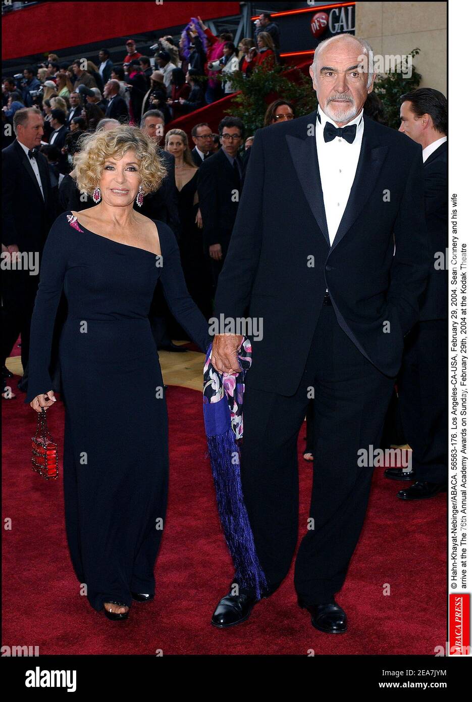 © Hahn-Khayat-Nebinger/ABACA. 56563-176. Los Angeles-CA-USA, 29 février 2004. Sean Connery et sa femme arrivent au 76e Annual Academy Awards le dimanche 29 février 2004 au Kodak Theatre Banque D'Images