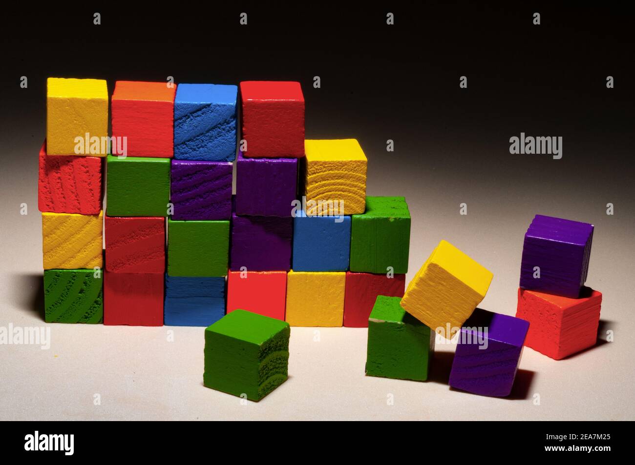 Mur de bâtiment avec cubes en bois colorés Banque D'Images