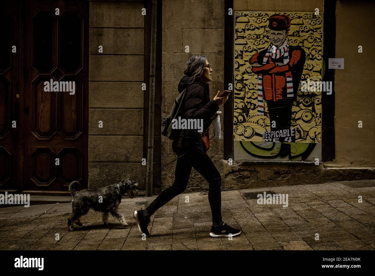 Barcelone, Espagne. 8 février 2021. Un groupe de banlieue passe devant un nouveau graffiti de l'artiste urbain italien TVBoy, Salvatore Benintende, intitulé « Despicable Me 4 » et nommé d'après une célèbre franchise de cinéma, présente le président russe Vladimir Poutine devant les minions Credit: Matthias Oesterle/Alay Live News Banque D'Images