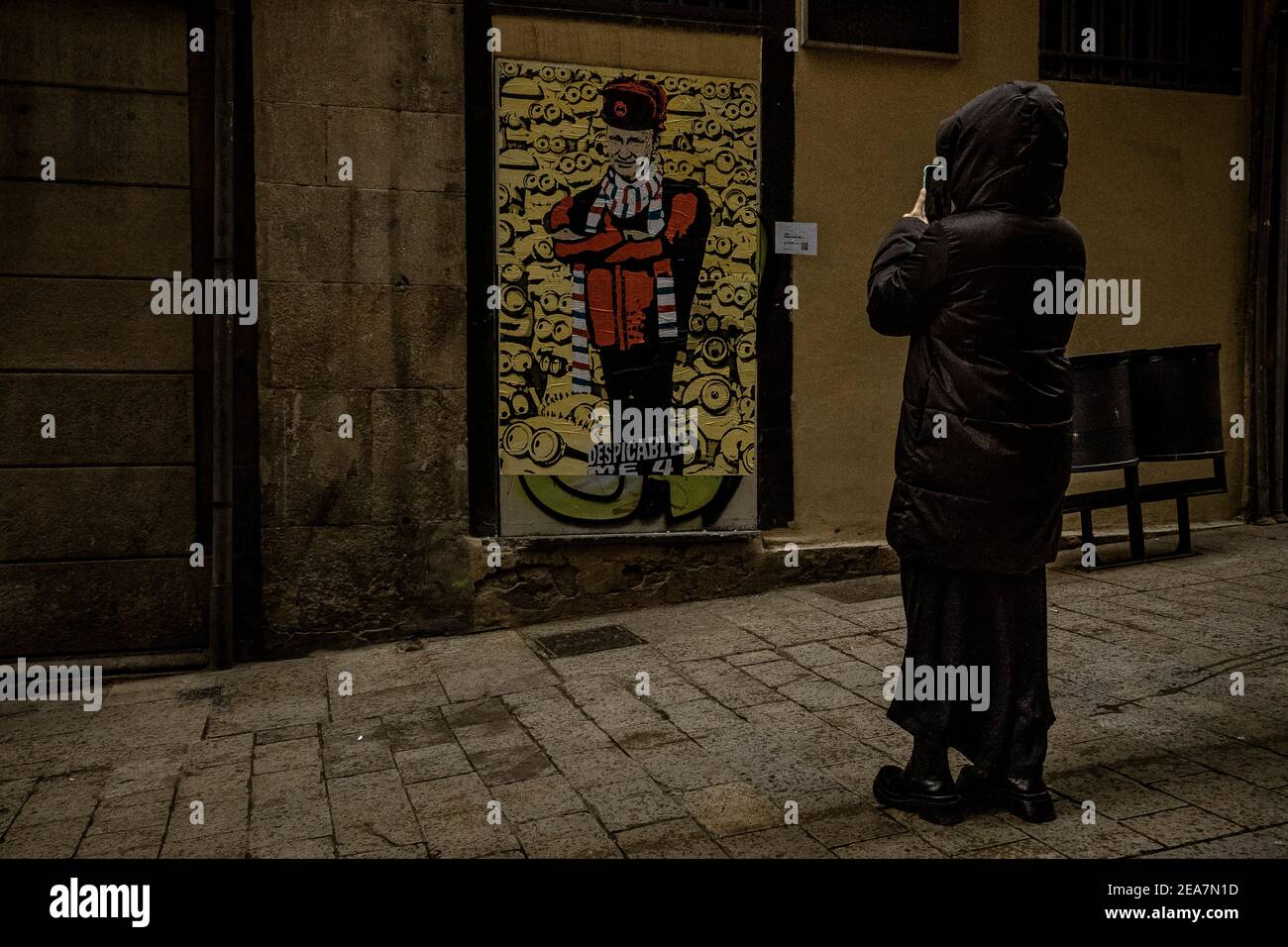 Barcelone, Espagne. 8 février 2021. Un groupe de banlieue prend une photo du nouveau graffiti de l'artiste urbain italien 'TVBoy', Salvatore Benintende, intitulé 'Despicable Me 4' et nommé d'après une célèbre franchise de cinéma présente le président russe Vladimir Poutine devant les Minions Credit: Matthias Oesterle/Alay Live News Banque D'Images