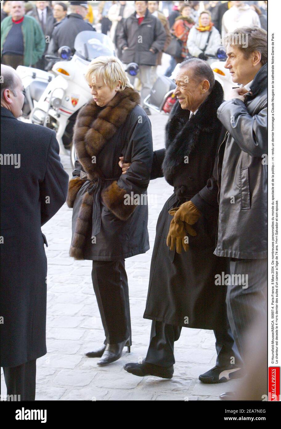 © Hounsfield-Mousse/ABACA. 56897-4. Paris-France. 8 mars 2004. De nombreurs personalites du monde du spectacle et de la politique ont rendu un dernier hommage à Claude Nougaro en la cathédrale notre-Dame de Paris. Le chanteur est decede le 4 mars dernier des suites d'un cancer à l'âge de 74 ans. Henri Salvador et son Epose. Banque D'Images