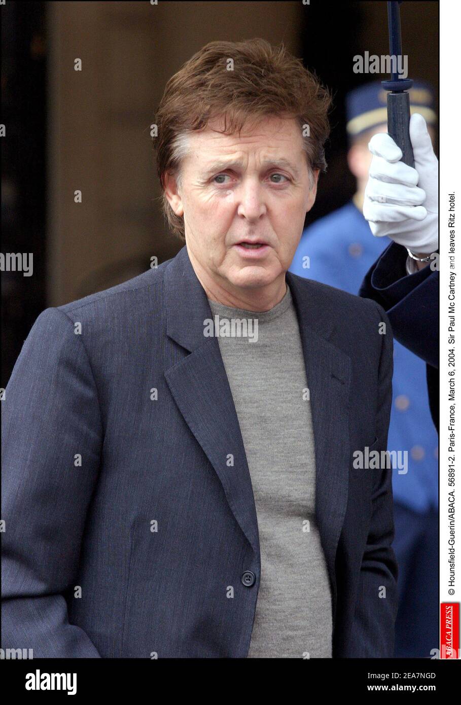 © Hounsfield-Guerin/ABACA. 56891-2. Paris-France, le 6 mars 2004. Sir Paul McCartney et quitte l'hôtel Ritz. Banque D'Images