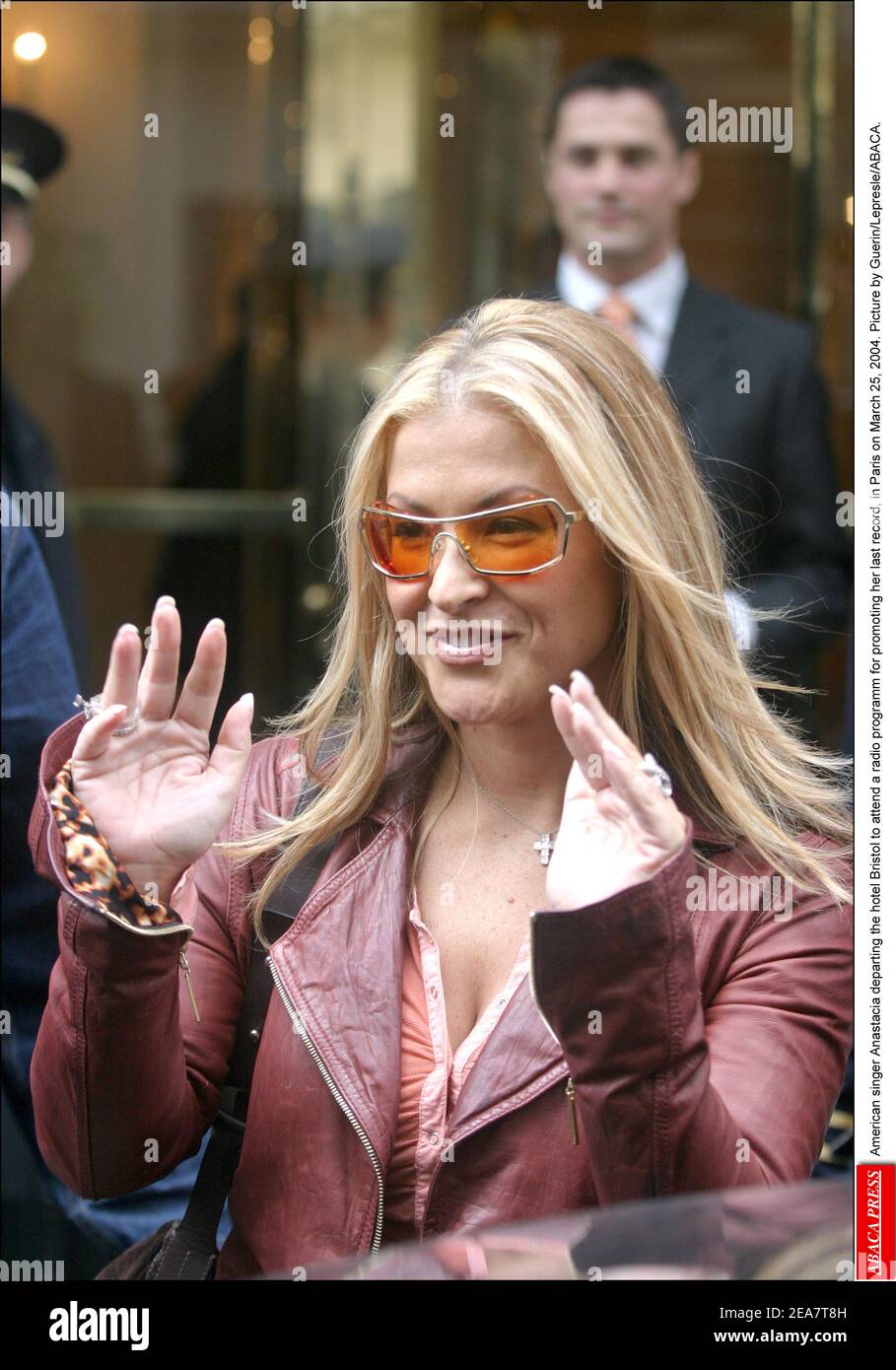 La chanteuse américaine Anastacia quitte l'hôtel Bristol pour assister à  une émission de radio pour promouvoir son dernier disque, à Paris le 25  mars 2004. Photo de Guerin-Leprle/ABACA Photo Stock - Alamy