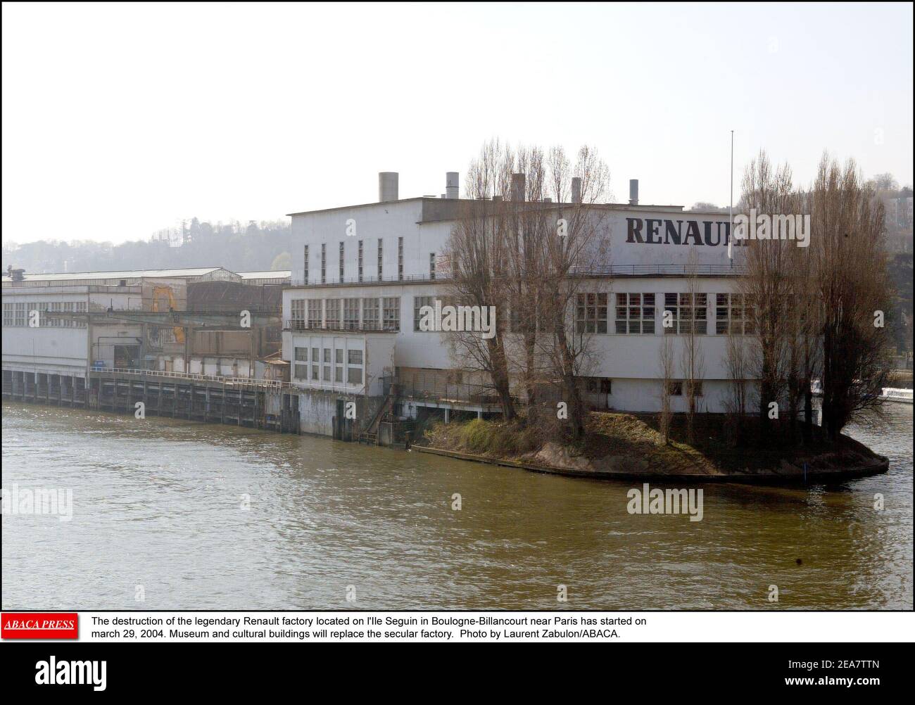 La destruction de la légendaire usine Renault située sur l'Ile Seguin à Boulogne-Billancourt près de Paris a débuté le 29 mars 2004. Le musée et les bâtiments culturels remplaceront l'usine laïque. Photo de Laurent Zabulon/ABACA. Banque D'Images