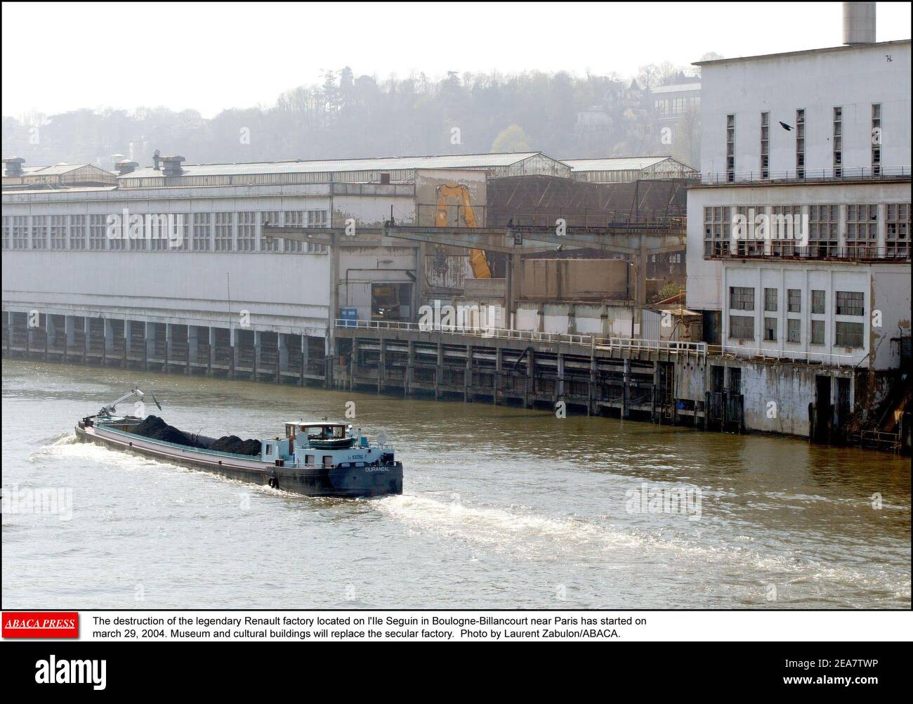 La destruction de la légendaire usine Renault située sur l'Ile Seguin à Boulogne-Billancourt près de Paris a débuté le 29 mars 2004. Le musée et les bâtiments culturels remplaceront l'usine laïque. Photo de Laurent Zabulon/ABACA. Banque D'Images