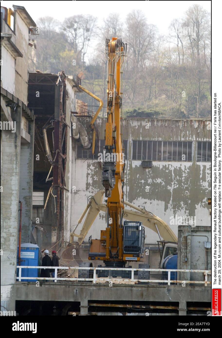 La destruction de la légendaire usine Renault située sur l'Ile Seguin à Boulogne-Billancourt près de Paris a débuté le 29 mars 2004. Le musée et les bâtiments culturels remplaceront l'usine laïque. Photo de Laurent Zabulon/ABACA. Banque D'Images