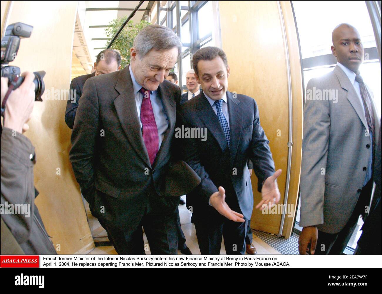 L'ancien ministre français de l'intérieur Nicolas Sarkozy entre dans son nouveau ministère des Finances à Bercy à Paris-France le 1er avril 2004. Il remplace le départ de Francis Mer. Photo Nicolas Sarkozy et Francis Mer. Photo de Mousse /ABACA. Banque D'Images