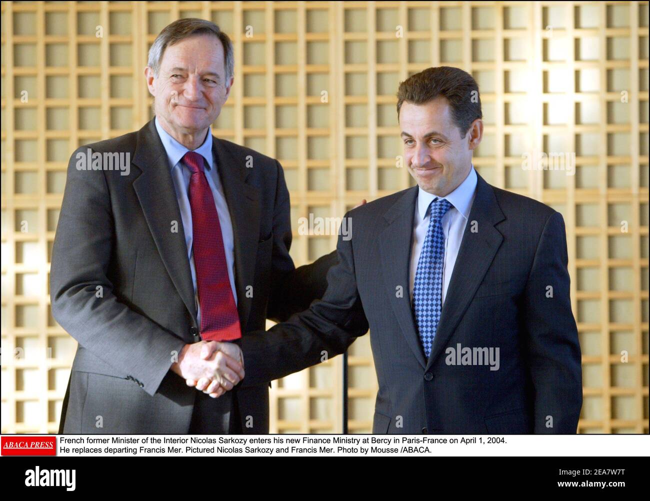 L'ancien ministre français de l'intérieur Nicolas Sarkozy entre dans son nouveau ministère des Finances à Bercy à Paris-France le 1er avril 2004. Il remplace le départ de Francis Mer. Photo Nicolas Sarkozy et Francis Mer. Photo de Mousse /ABACA. Banque D'Images