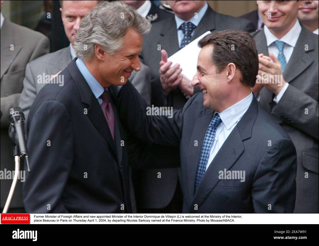 L'ancien ministre des Affaires étrangères et nouveau ministre de l'intérieur Dominique de Villepin (L) est accueilli au ministère de l'intérieur, place Beauvau à Paris, le jeudi 1er avril 2004, en quittant Nicolas Sarkozy nommé au ministère des Finances. Photo de Mousse/ABACA. Banque D'Images