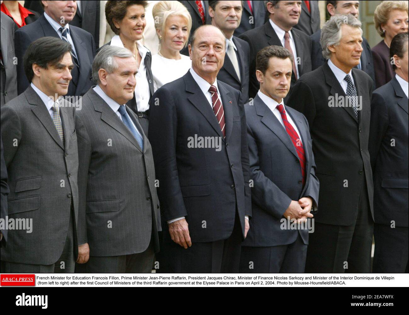 Le ministre français de l'éducation François Fillon, le Premier ministre Jean-Pierre Raffarin, le président Jacques Chirac, le ministre des Finances Nicolas Sarkozy et le ministre de l'intérieur Dominique de Villepin (de gauche à droite) après le premier Conseil des ministres du troisième gouvernement Raffarin à l'Elysée à Paris le 2 avril 2004. Photo de Mousse-Hounsfield/ABACA. Banque D'Images