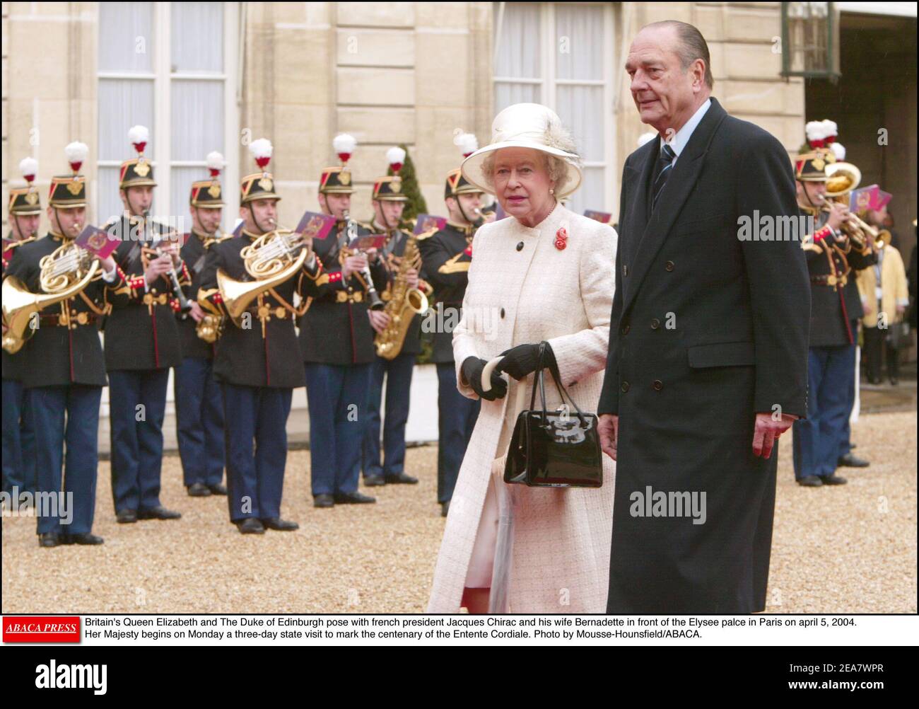 La reine Elizabeth II de Grande-Bretagne est accueillie par le président français Jacques Chirac à l'Elysée à Paris le 5 avril 2004. Sa Majesté commence lundi une visite d'État de trois jours pour marquer le centenaire de l'Entente Cordiale. Photo de Mousse-Hounsfield/ABACA. Banque D'Images