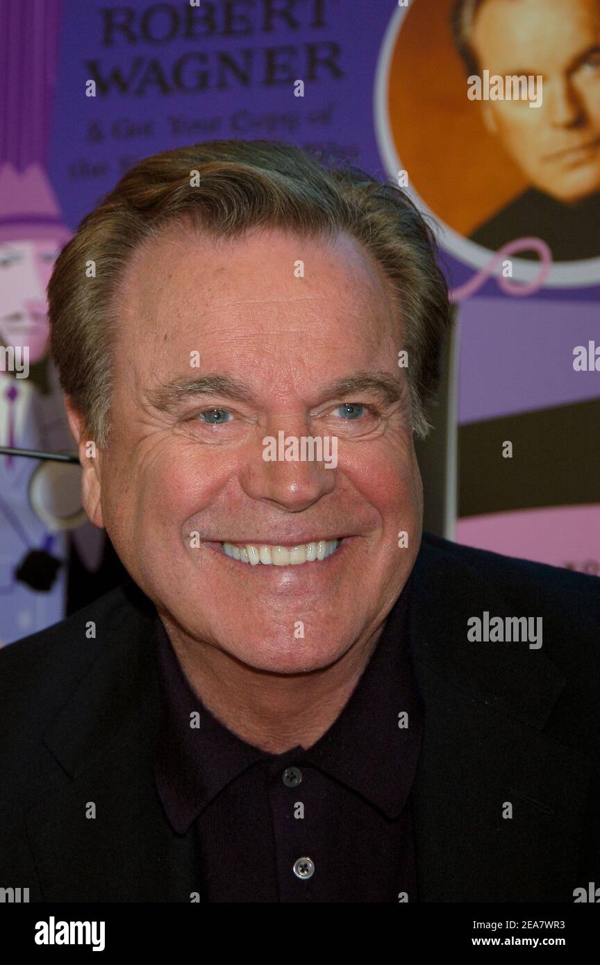 L'acteur Robert Wagner fait la promotion de la sortie du DVD Pink Panther Collection avec une signature en magasin à J&R Music World, à New York, NY, USA, le 5 avril 2004. Photo par Antoine Cau/Abaca Banque D'Images