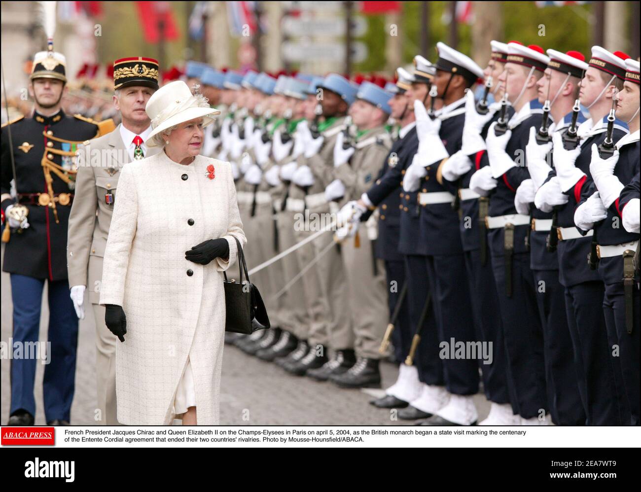 Le président français Jacques Chirac et la reine Elizabeth II de Grande-Bretagne sur les champs-Elysées à Paris le 5 avril 2004, alors que le monarque britannique commençait une visite d'État de trois jours marquant le centenaire de l'accord de l'Entente Cordial qui mettait fin aux rivalités entre les deux pays. Photo de Mousse-Hounsfield/ABACA. Banque D'Images