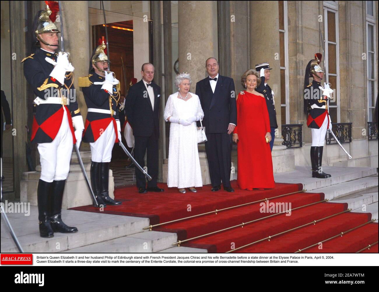 La reine Elizabeth II de Grande-Bretagne et son mari Philip d'Édimbourg, ainsi que le président français Jacques Chirac et sa femme Bernadette, avant un dîner d'État à l'Elysée Palace de Paris, le 5 avril 2004. La reine Elizabeth II commence une visite d'État de trois jours pour marquer le centenaire de l'Entente Cordiale, la promesse de l'ère coloniale de l'amitié croisée entre la Grande-Bretagne et la France. Photo de Hounsfield-Mousse/ABACA. Banque D'Images