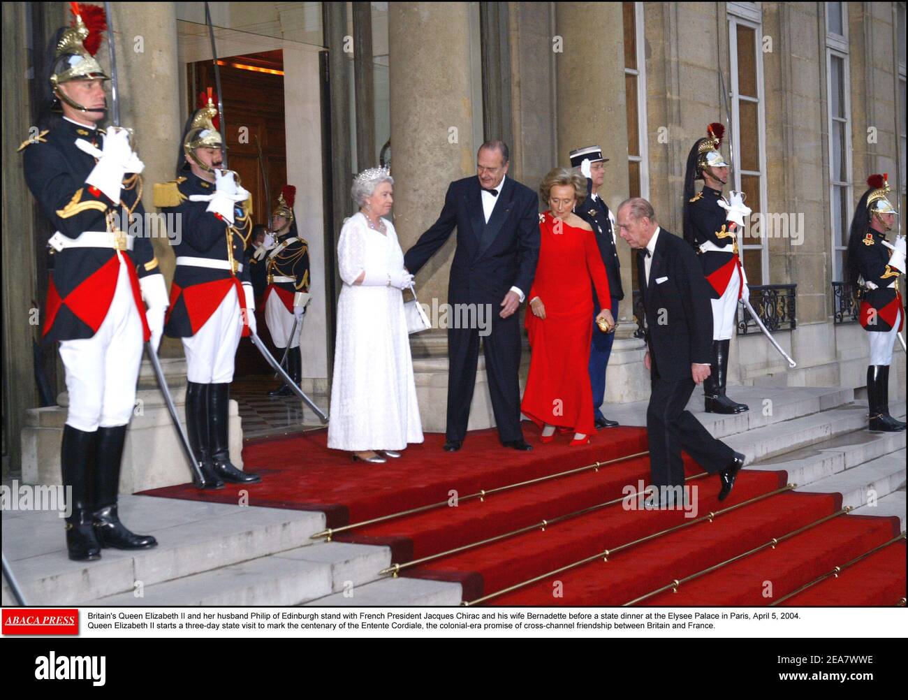 La reine Elizabeth II de Grande-Bretagne et son mari Philip d'Édimbourg, ainsi que le président français Jacques Chirac et sa femme Bernadette, avant un dîner d'État à l'Elysée Palace de Paris, le 5 avril 2004. La reine Elizabeth II commence une visite d'État de trois jours pour marquer le centenaire de l'Entente Cordiale, la promesse de l'ère coloniale de l'amitié croisée entre la Grande-Bretagne et la France. Photo de Hounsfield-Mousse/ABACA. Banque D'Images