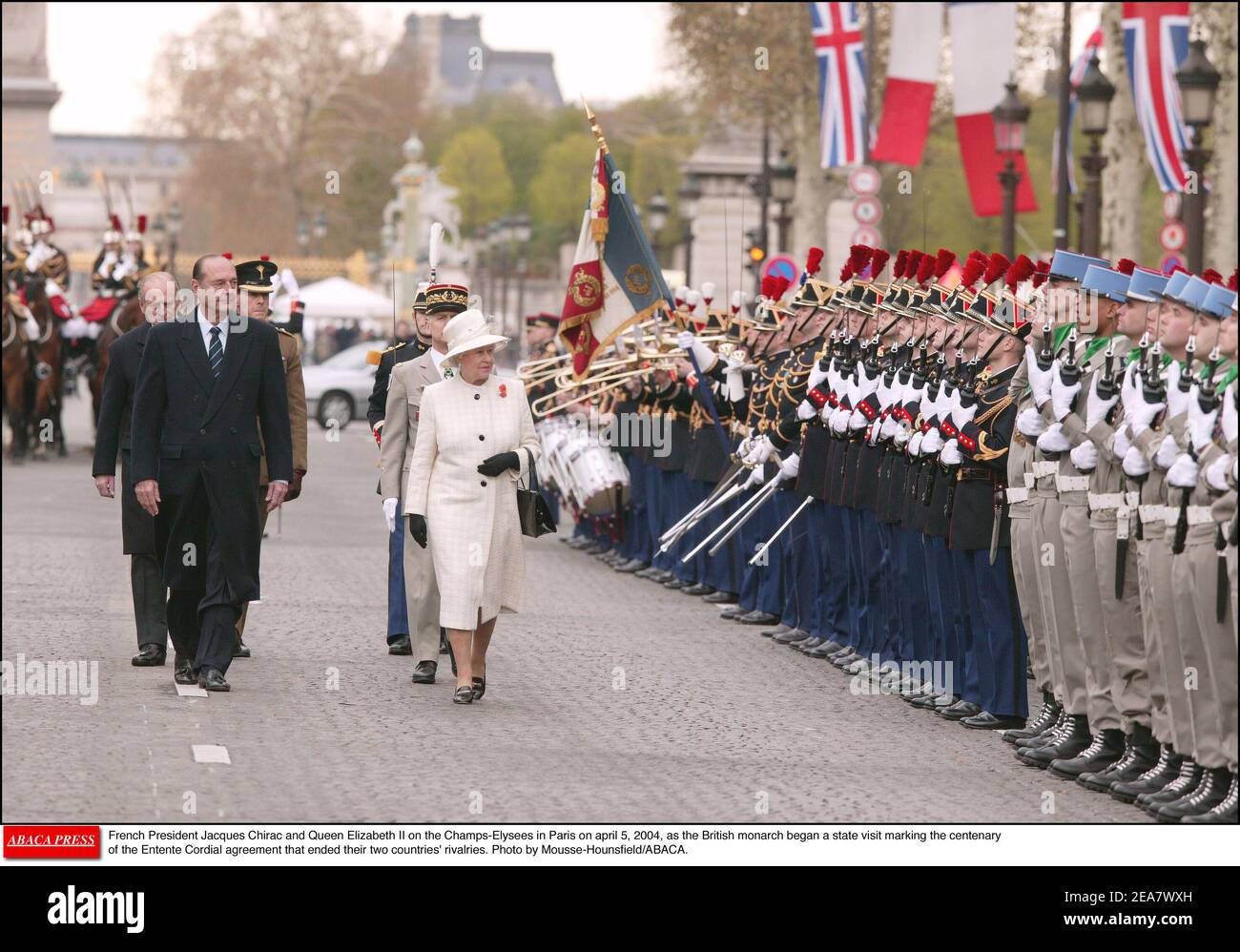 Le président français Jacques Chirac et la reine Elizabeth II de Grande-Bretagne sur les champs-Elysées à Paris le 5 avril 2004, alors que le monarque britannique commençait une visite d'État de trois jours marquant le centenaire de l'accord de l'Entente Cordial qui mettait fin aux rivalités entre les deux pays. Photo de Mousse-Hounsfield/ABACA. Banque D'Images