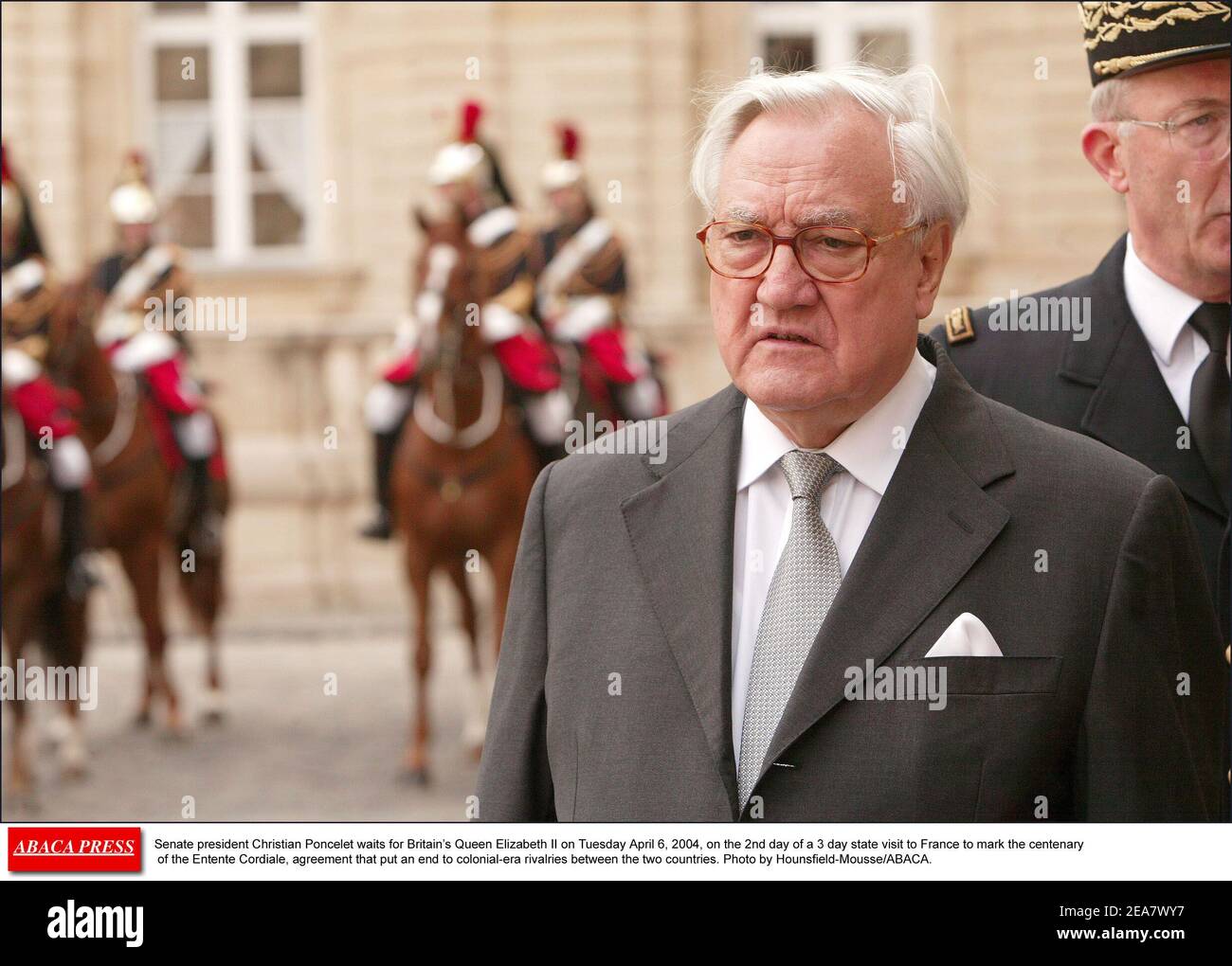 Le président du Sénat Christian Poncelet attend la reine Elizabeth II de Grande-Bretagne le mardi 6 avril 2004, le 2e jour d'une visite d'État de 3 jours en France pour marquer le centenaire de l'Entente Cordiale, un accord qui a mis fin aux rivalités de l'époque coloniale entre les deux pays. Photo de Hounsfield-Mousse/ABACA. Banque D'Images