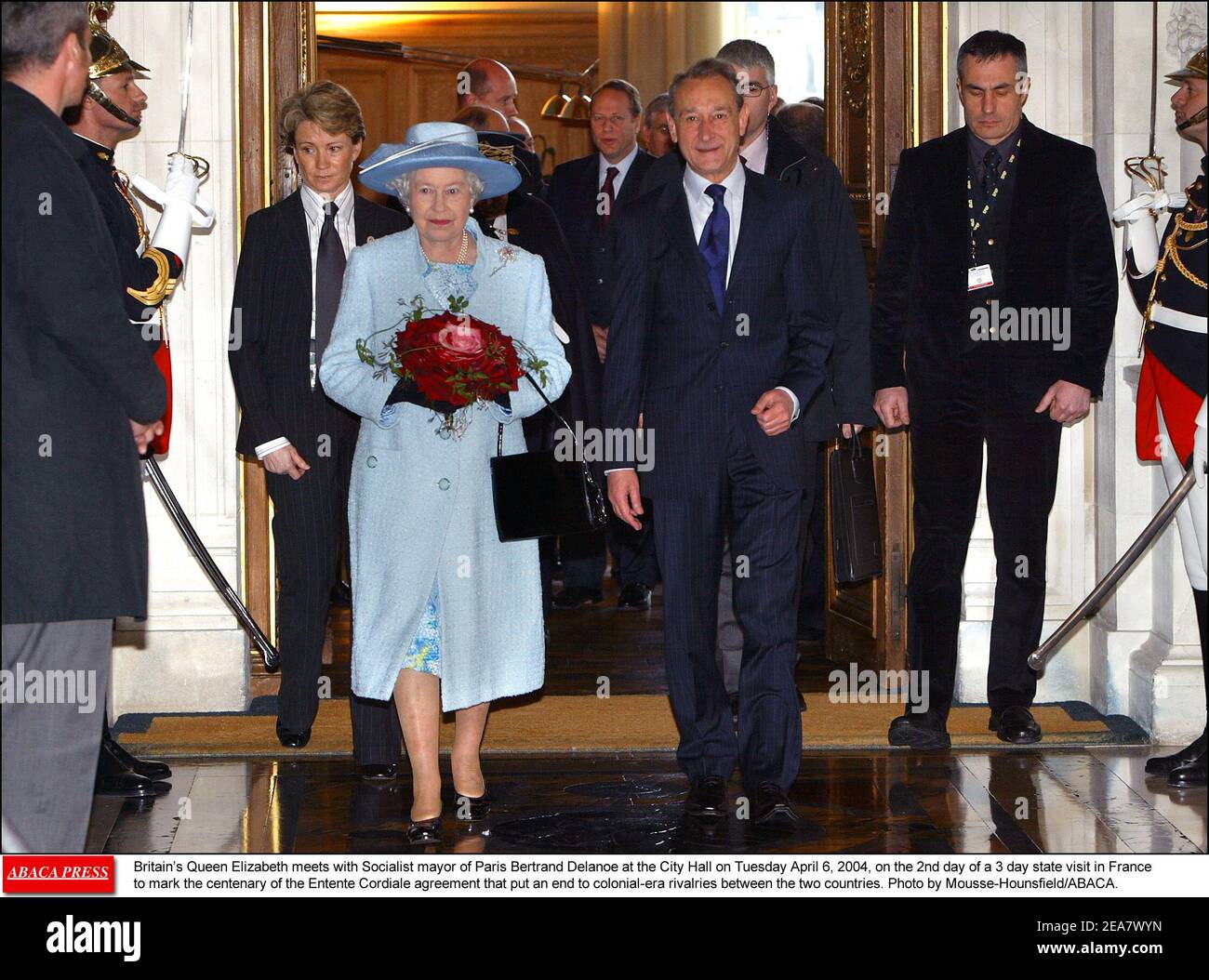 La reine Elizabeth de Grande-Bretagne rencontre le maire socialiste de Paris Bertrand Delanoe à l'hôtel de ville le mardi 6 avril 2004, Le 2ème jour d'une visite d'Etat de 3 jours en France pour marquer le centenaire de l'accord Entente Cordiale qui a mis fin aux rivalités de l'époque coloniale entre les deux pays. Photo de Mousse-Hounsfield/ABACA. Banque D'Images