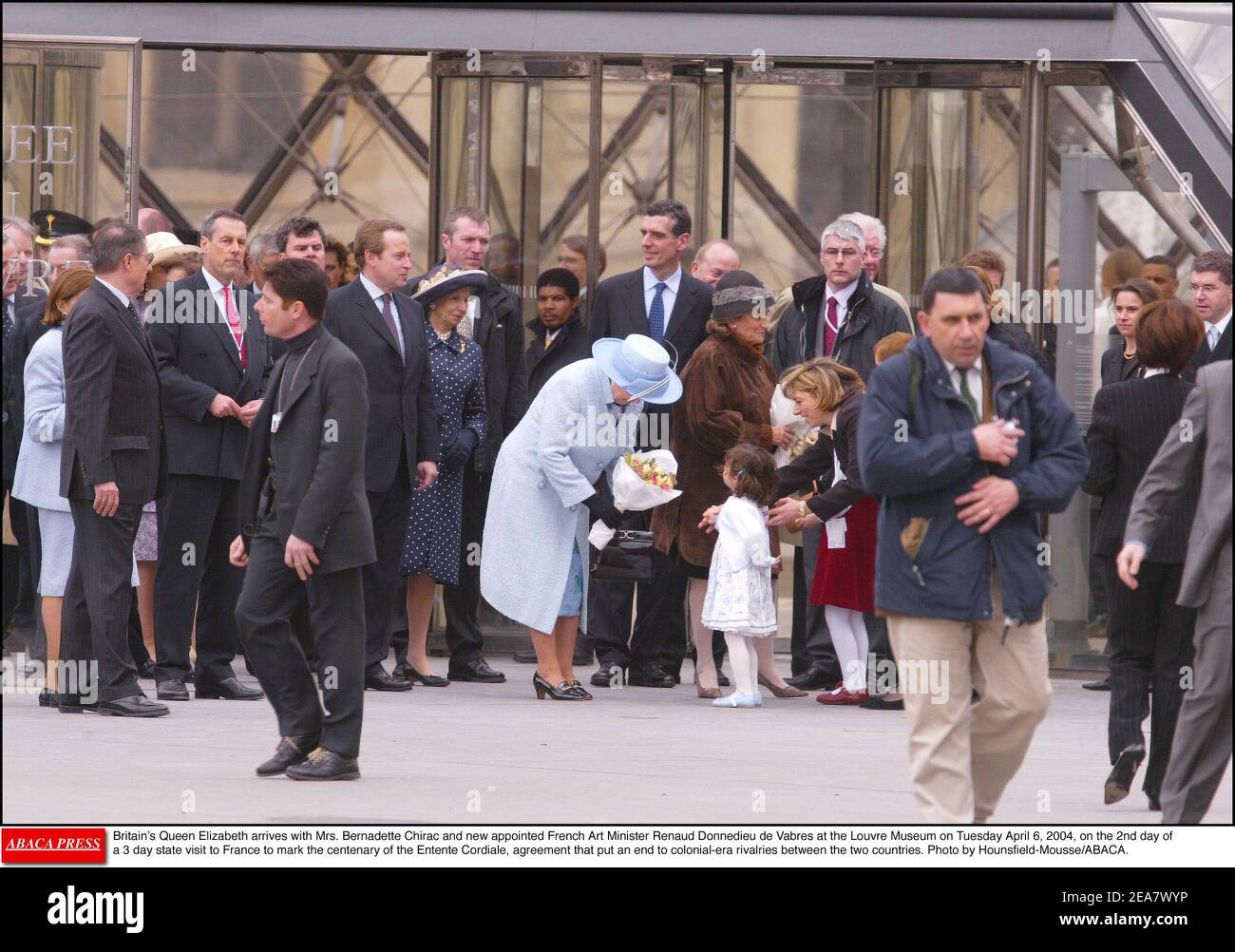 La reine Elizabeth britannique arrive avec Mme Bernadette Chirac et la nouvelle ministre française de l'Art Renaud Donnedieu de Vabres au Musée du Louvre le mardi 6 avril 2004, le 2ème jour d'une visite d'État de 3 jours en France pour marquer le centenaire de l'Entente cordiale, accord qui met fin aux rivalités de l'époque coloniale entre les deux pays. Photo de Hounsfield-Mousse/ABACA. Banque D'Images