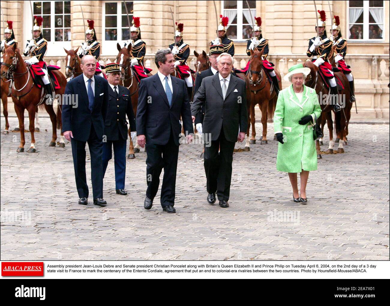 Le président de l'Assemblée, Jean-Louis Debre, le président du Sénat, Christian Poncelet, ainsi que la reine Elizabeth II et le prince Philip, le mardi 6 avril 2004, le 2e jour d'une visite d'État de 3 jours en France à l'occasion du centenaire de l'Entente cordiale, accord qui met fin aux rivalités de l'époque coloniale entre les deux pays. Photo de Hounsfield-Mousse/ABACA. Banque D'Images