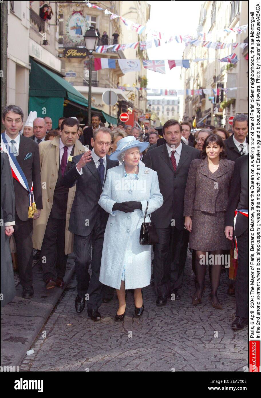 Paris, le 6 avril 2004 : le Maire de Paris, Bertrand Delanoe, emmène la Reine dans une visite à pied de l'un des plus anciens quartiers de Paris, la rue Montorgueil, dans le 2ème arrondissement, où les commerçants locaux ont accueilli le monarque avec un oeuf de Pâques et un bouquet de fleurs. Photo de Hounsfield-Mousse/ABACA. Banque D'Images